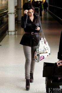 机场明星黄色衣服,明星黄色战袍闪耀登场