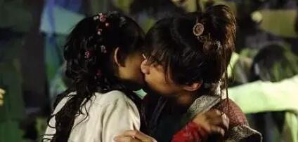 青春出动吻戏视频,激情吻戏瞬间，青春爱情升温