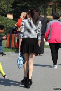 学生短裙丝袜春光图,短裙丝袜下的青春活力