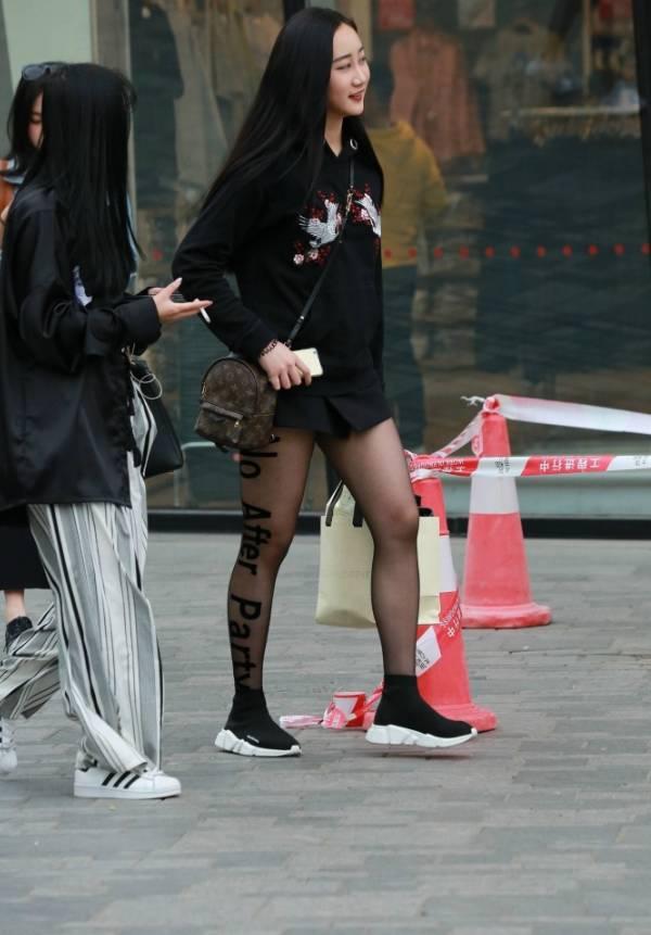 街拍野餐丝袜,丝袜点缀下的时尚街拍